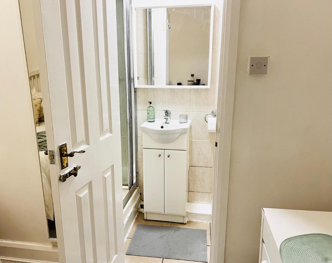 Apartament Next Westfield Mall Лондон Екстериор снимка